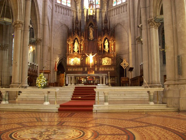 Argentinos derrotados de izquierda, defecan en Catedral de Buenos Aires, como protesta contra MACRI 5272418c8c207_620_!